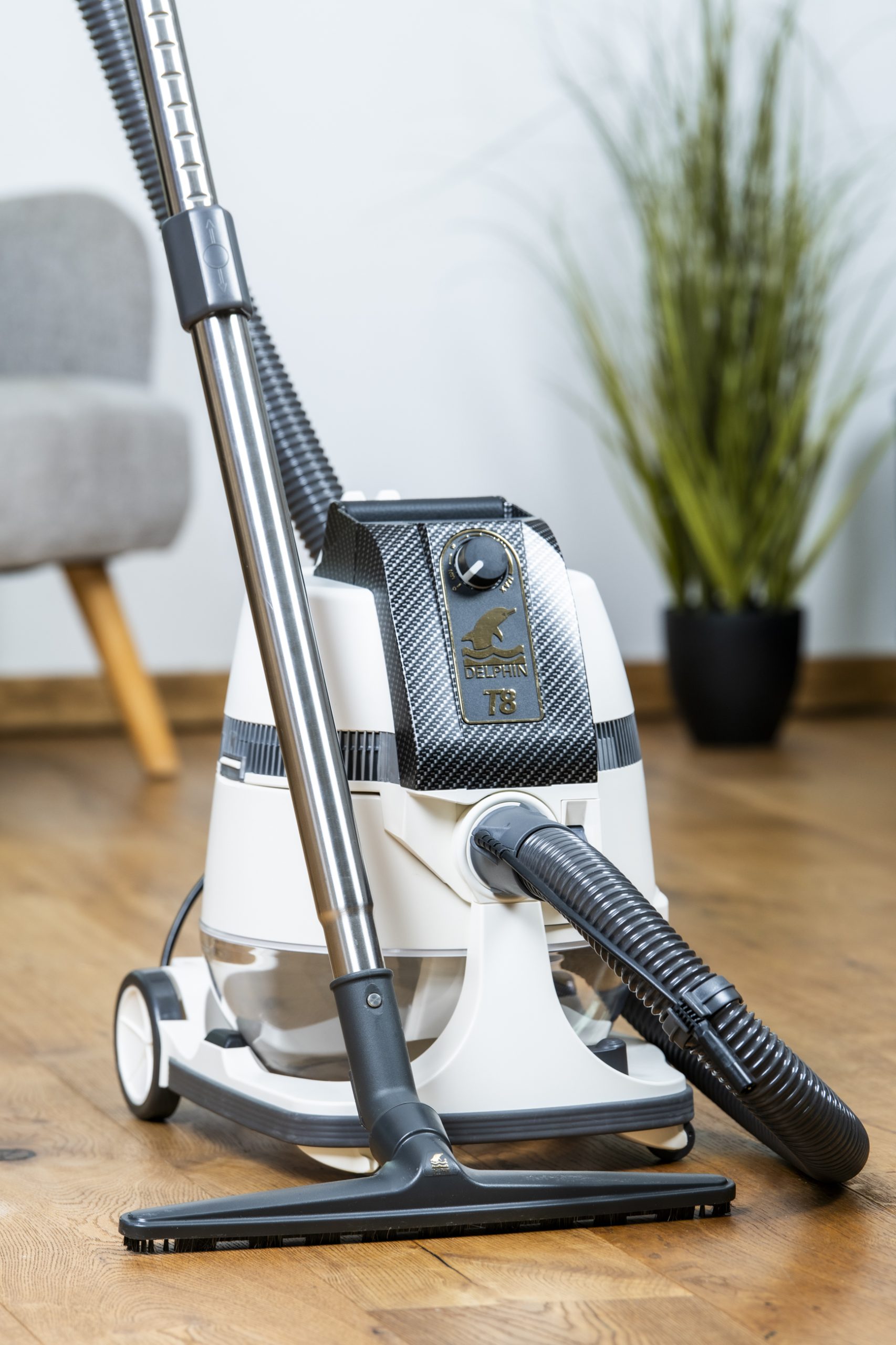 DELPHIN – Sauberkeit für Boden und Raumluft DELPHIN Wasserstaubsauger im Wohnraum – ganzheitliches Raum- und Luftreinigungssystem