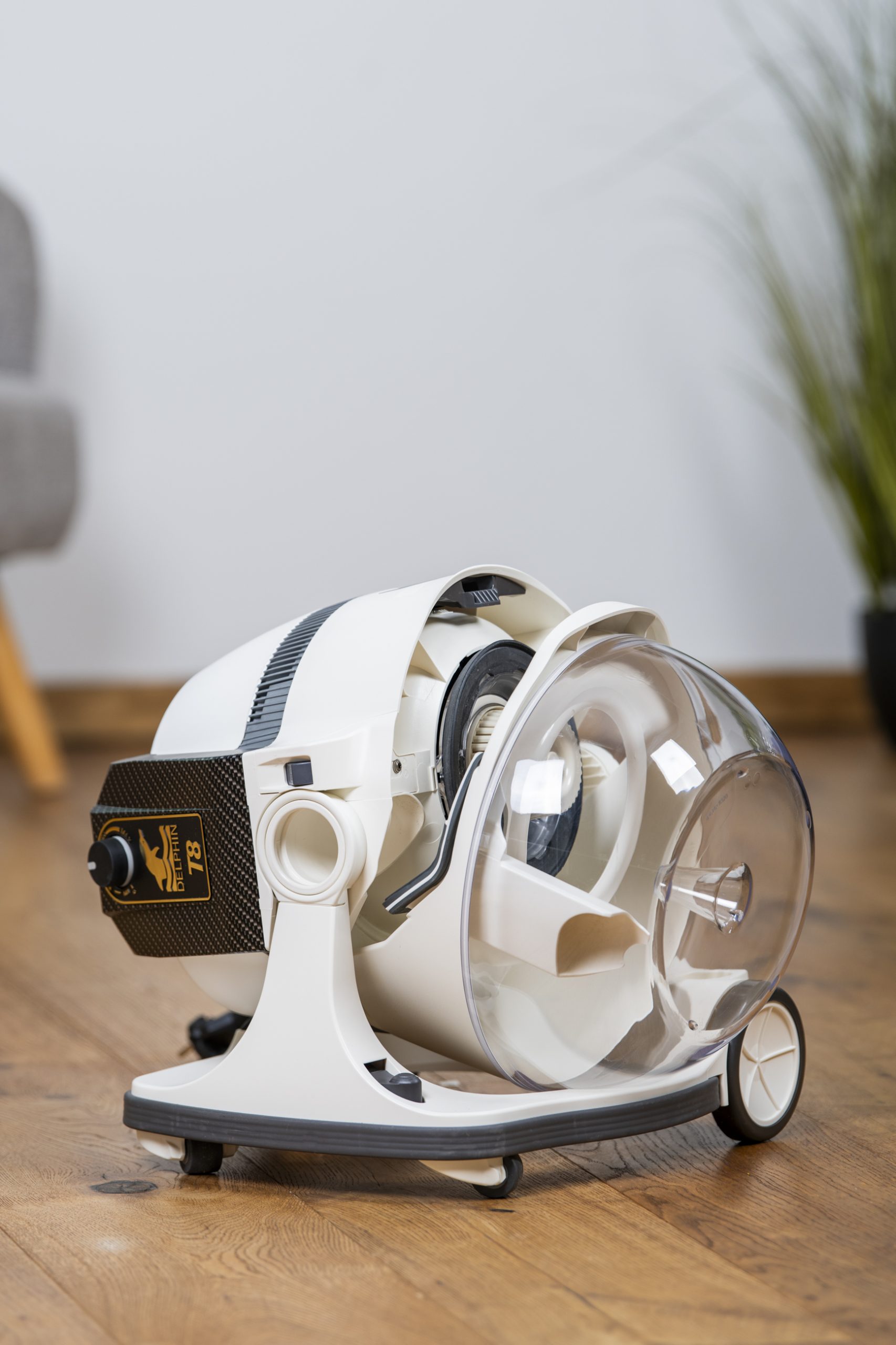 Durchdachte Technik mit Wasserfilter Aufbau des DELPHIN Wasserstaubsaugers mit Wasserfiltersystem